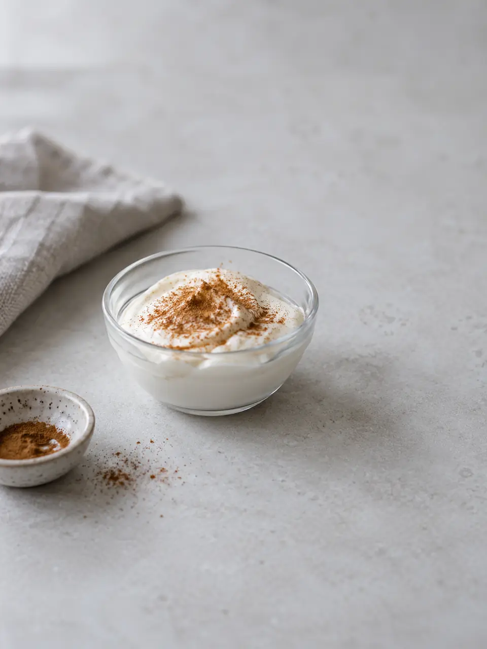 Yogur griego con proteína y canela