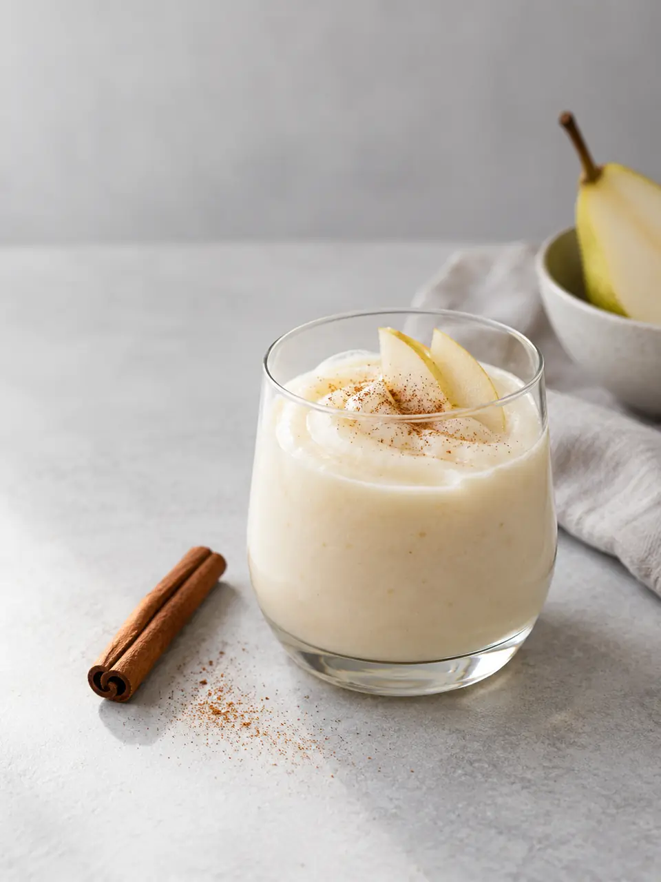 Pera cocida con yogur griego
