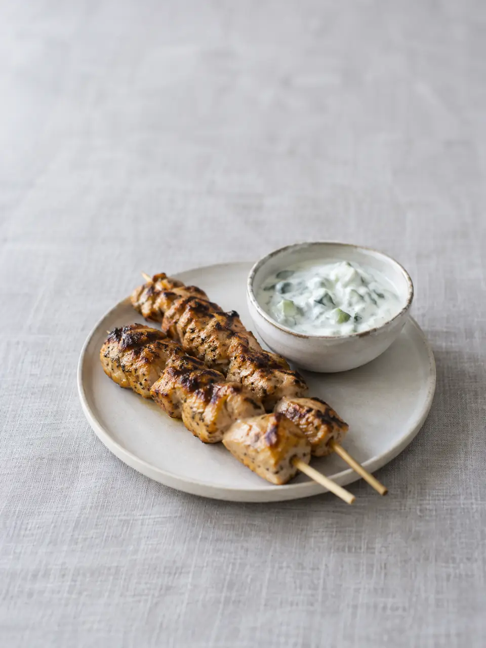 Brochetas de pollo al limón con salsa de yogur