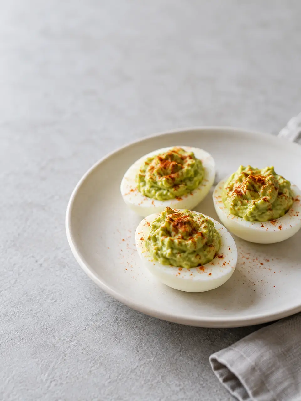 Huevos rellenos de palta