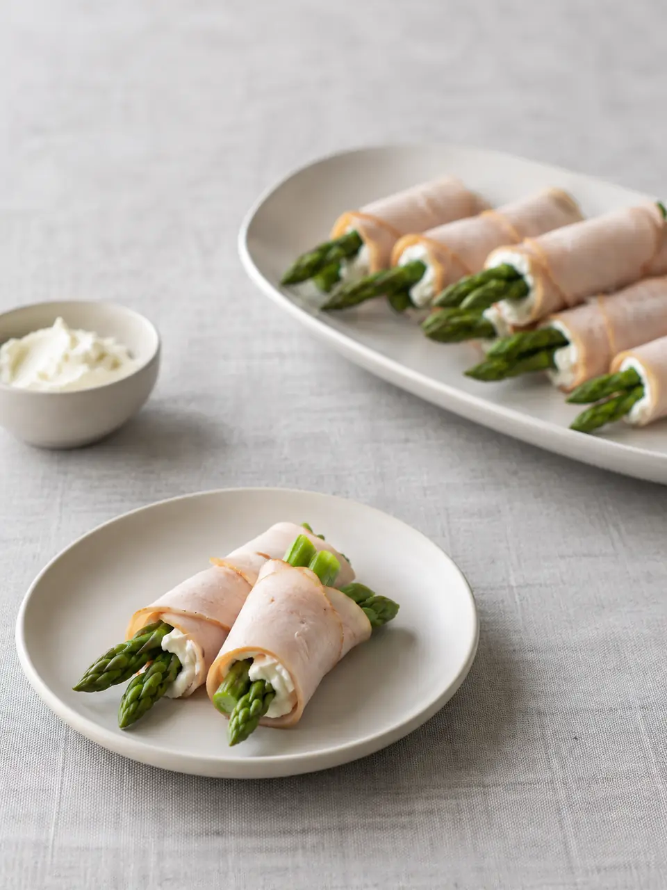 Rollitos de pavo con queso crema y espárragos